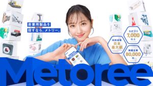 佐々木希さん出演CMのビジュアルが電車内に　「Metoree」交通広告がJR東日本で展開