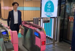 既存改札を活かして顔認証へ SAKULaLaが池袋駅から広げる「手ぶら」体験