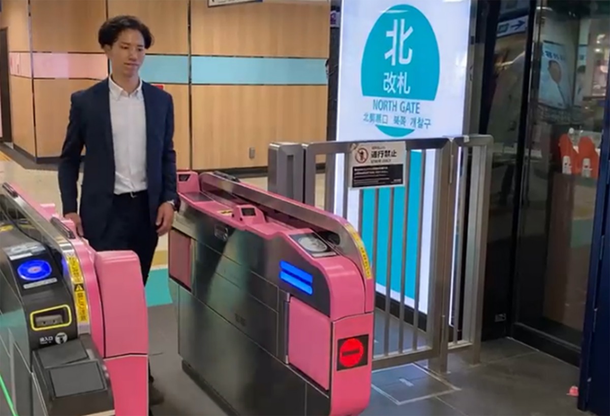 既存改札を活かして顔認証へ SAKULaLaが池袋駅から広げる「手ぶら」体験