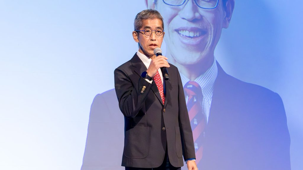 日本のリユース市場の将来性について講演する岸博幸氏