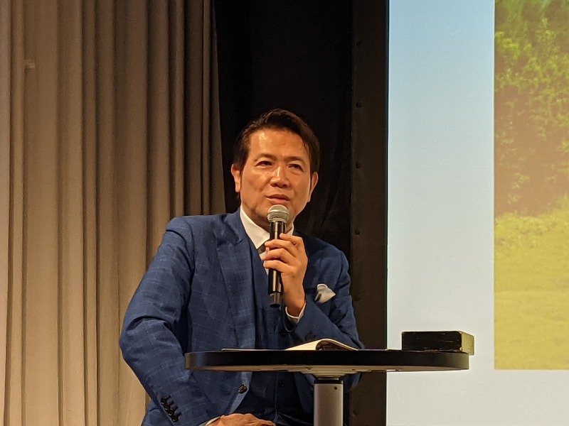 制作過程を共有するプロセスマーケティングについて話す別所哲也氏