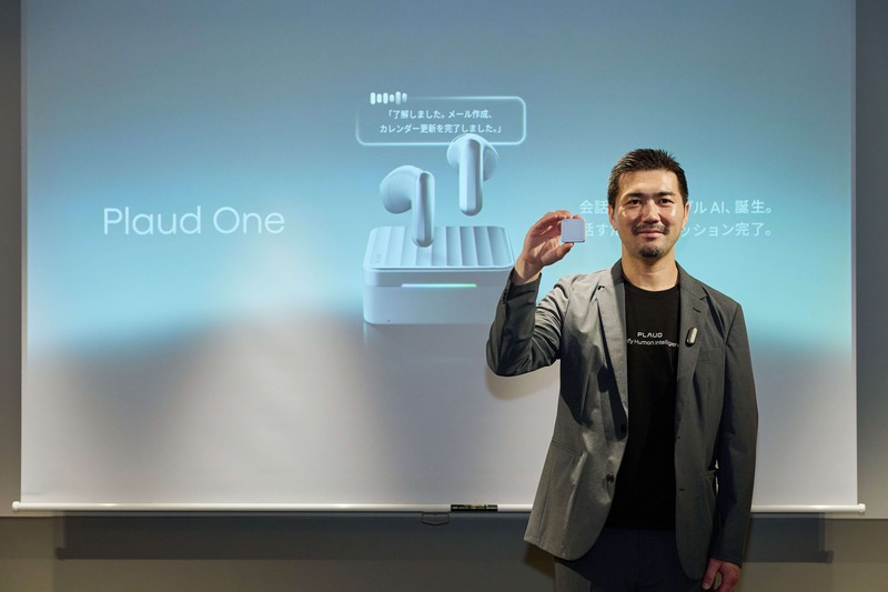 Plaud Oneを手にするPLAUD株式会社Head of Salesの鈴木直幸氏