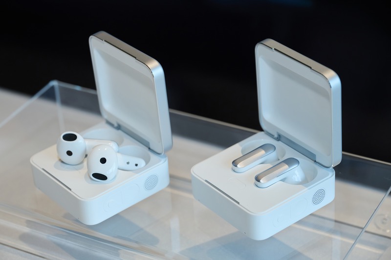 発表会場に展示されたPlaud Oneのイヤホンと充電ケース