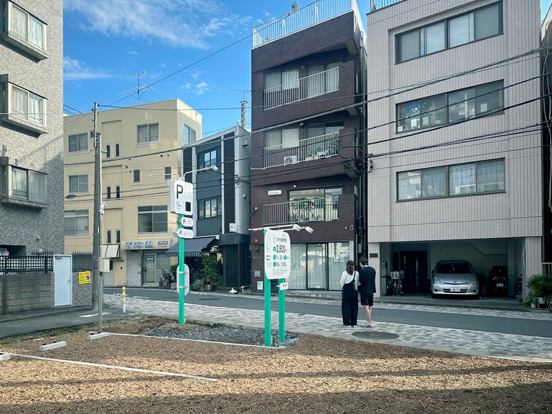 代々木上原に整備された環境配慮型駐車場「Comoris Parking」